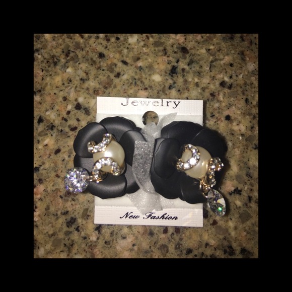 Black faux diamond - Picture 3 of 3